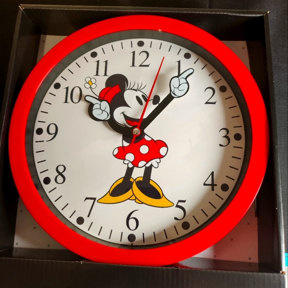 MINNIE  MOUSE  WALL CLOCK (NWT)